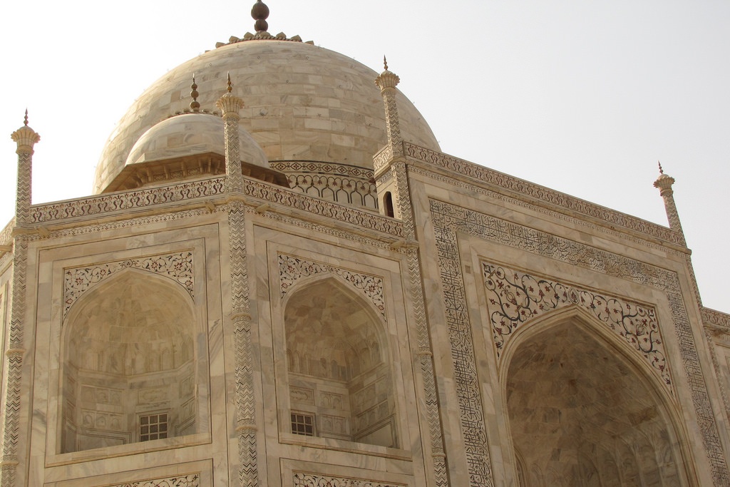 欣賞日出光芒灑落在潔白如象牙的大理石上,照亮其精雕細琢的細節 欣賞日出光芒灑落在潔白如象牙的大理石上,照亮其精雕細琢的細節