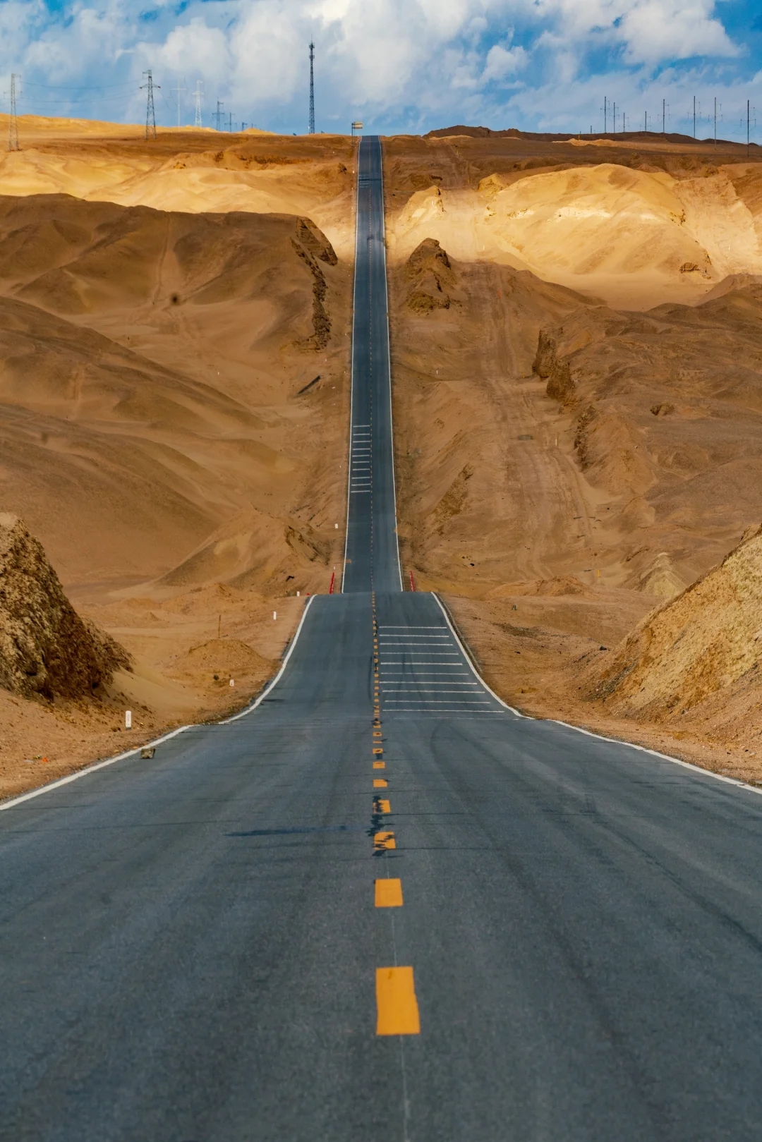 第五天上午出發,沿途經過【U型天路】。近年非常受歡迎的網紅打卡地。U形的另外一面是未知、是神秘。拍攝角度和色彩美學的加持,讓你輕輕鬆鬆拍出大片。不過公路中間不允許拍照,既危險又違規,大家可以選擇人少的公路旁小山坡去拍,安全第一! 第五天上午出發,沿途經過【U型天路】。近年非常受歡迎的網紅打卡地。U形的另外一面是未知、是神秘。拍攝角度和色彩美學的加持,讓你輕輕鬆鬆拍出大片。不過公路中間不允許拍照,既危險又違規,大家可以選擇人少的公路旁小山坡去拍,安全第一!