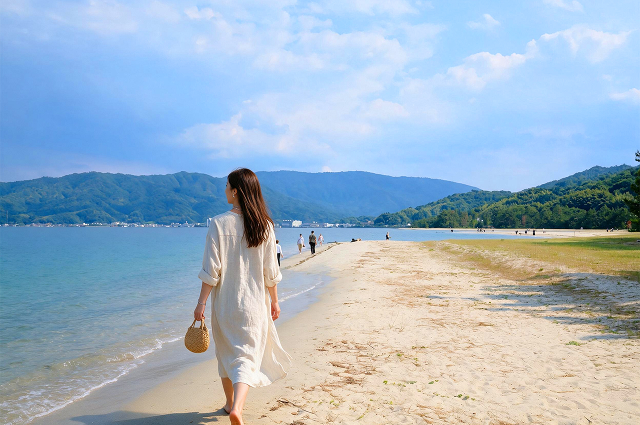 伊根的海水清澈寧靜，映襯著沿岸古老舟屋與漁村風情，四季景色各有韻味