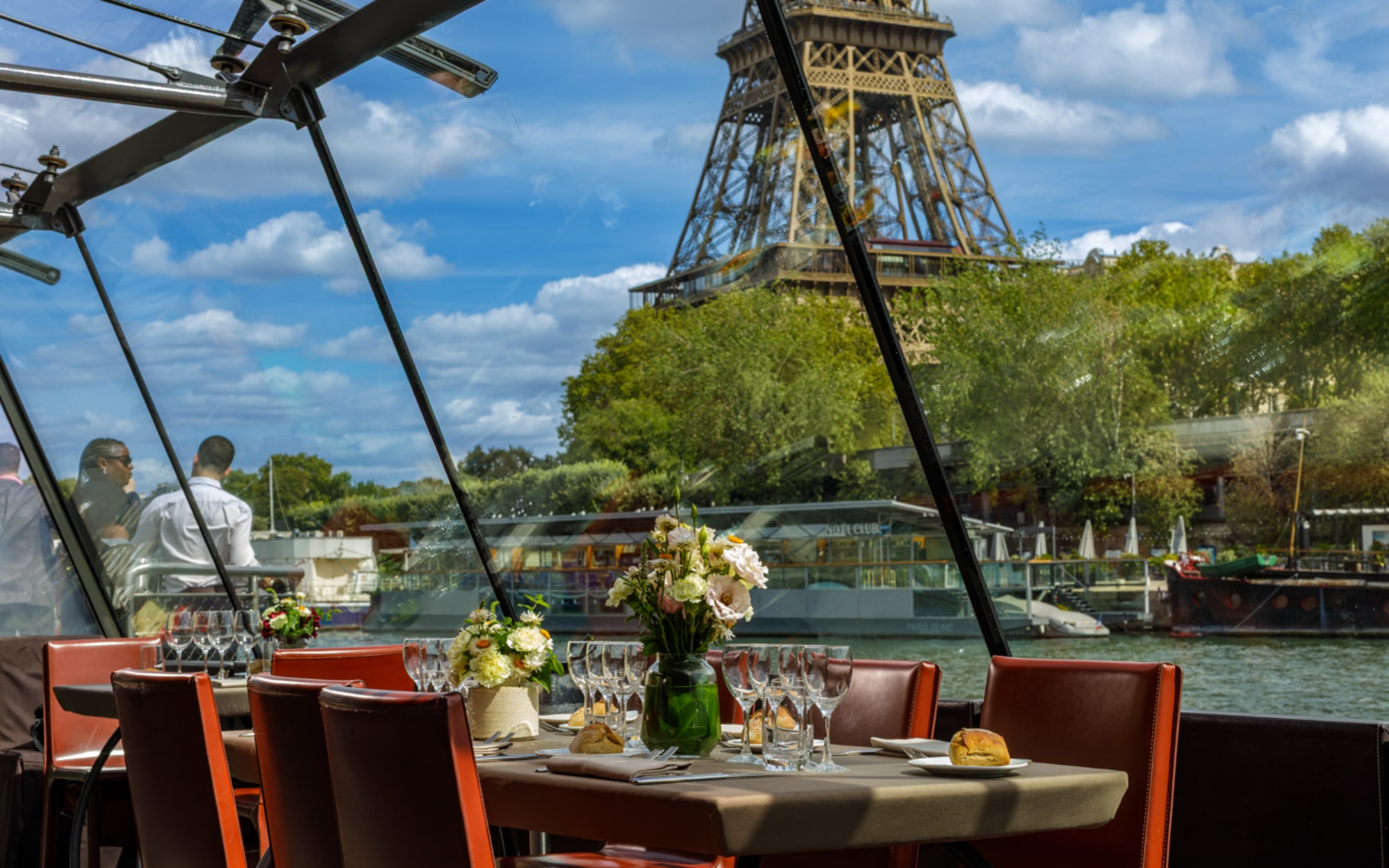 在巴黎塞納河遊船上,享用優雅的午餐或晚餐,背景是高聳的艾菲爾鐵塔,讓您在航行經過這座城市的標誌性地標時,盡享如畫般的用餐體驗。 在巴黎塞納河遊船上,享用優雅的午餐或晚餐,背景是高聳的艾菲爾鐵塔,讓您在航行經過這座城市的標誌性地標時,盡享如畫般的用餐體驗。