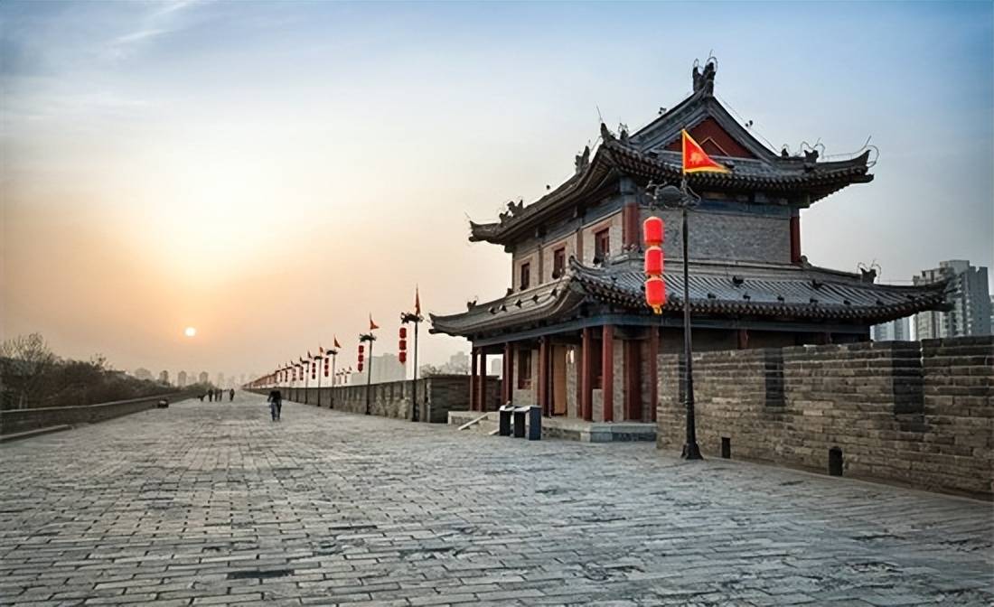 Stroll around the courtyard and halls, gain deep insight into its rich history and learn the stories about Xuanzang. Your tour will ends here, you can choose to finish in your tour in Xi'an, or heading to your next destination (at your own cost)