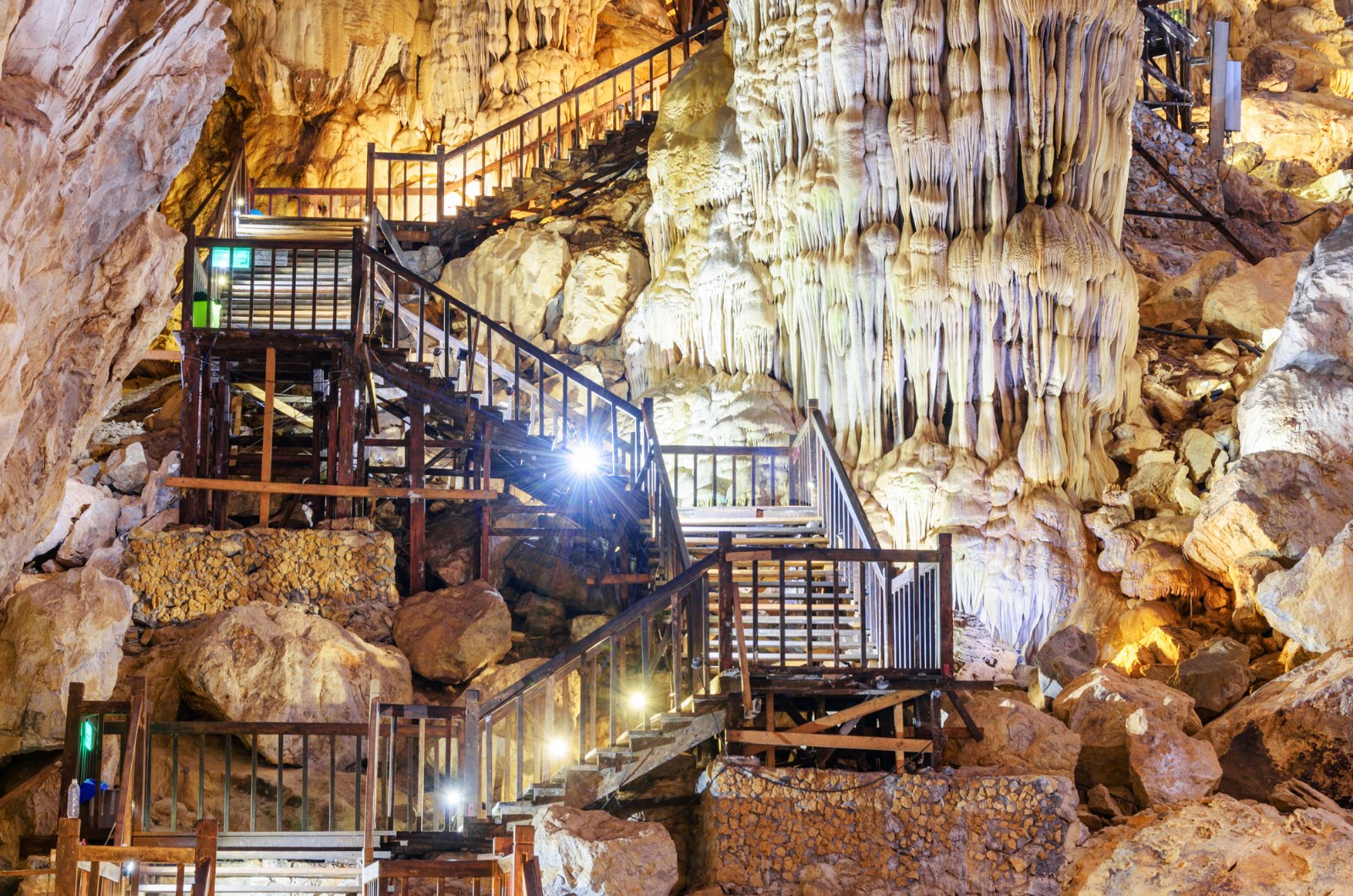 Dong Hoi & Phong Nha: Paradise Cave & DMZ Full-Day Tour