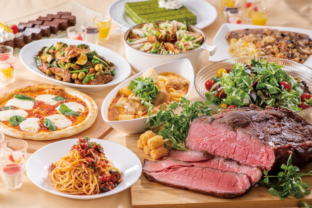 「多國料理一次滿足」
提供日式、洋式、中式與甜點等約 60 種料理，搭配現場烹飪秀與寬敞舒適空間，讓你在欣賞東京夜景中，輕鬆享受豐盛又精緻的自助饗宴。(實際菜色依照當日餐廳提供為主)