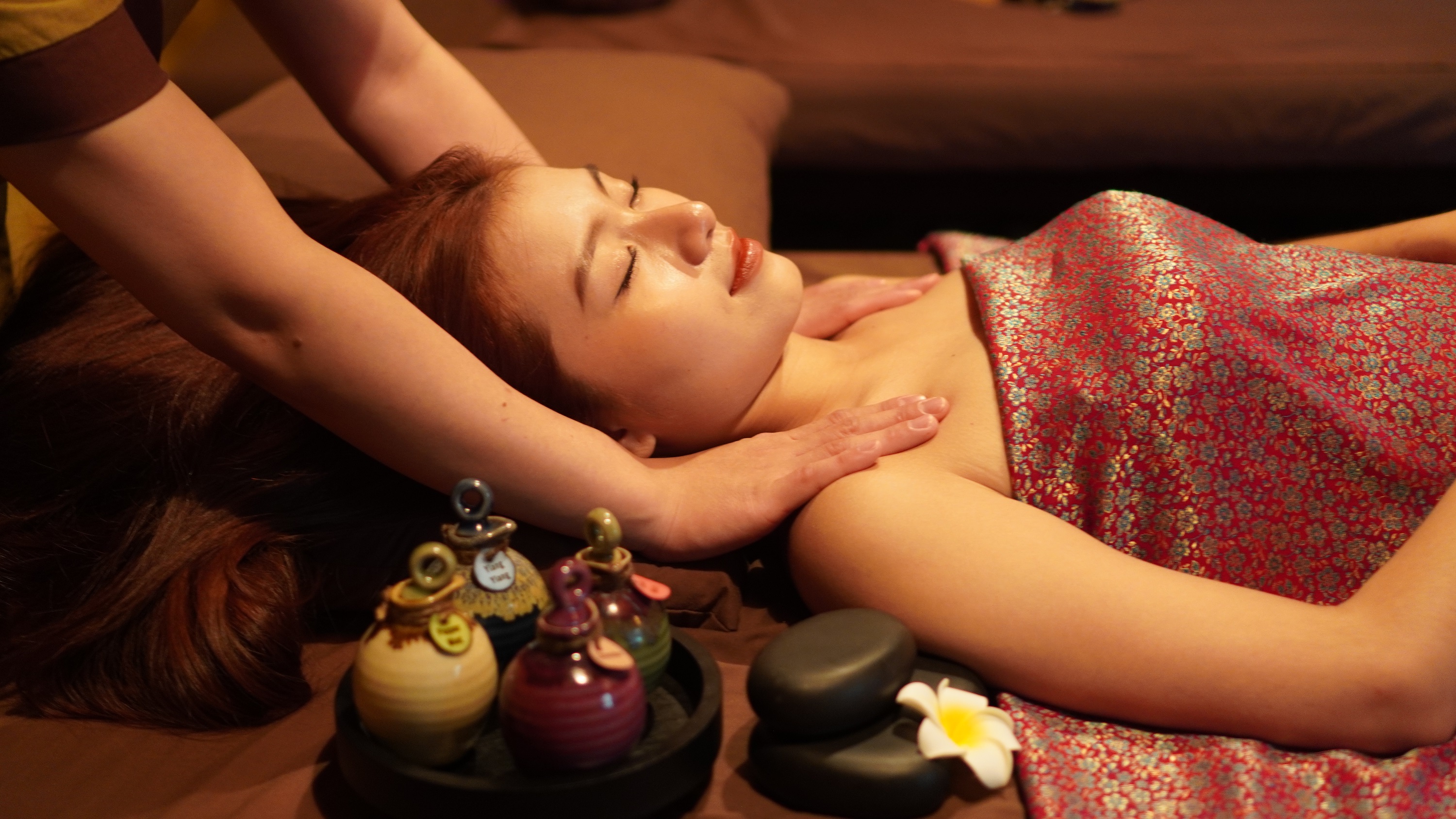 通過我們的身體按摩，讓您的全身放鬆，緩解肌肉緊張。