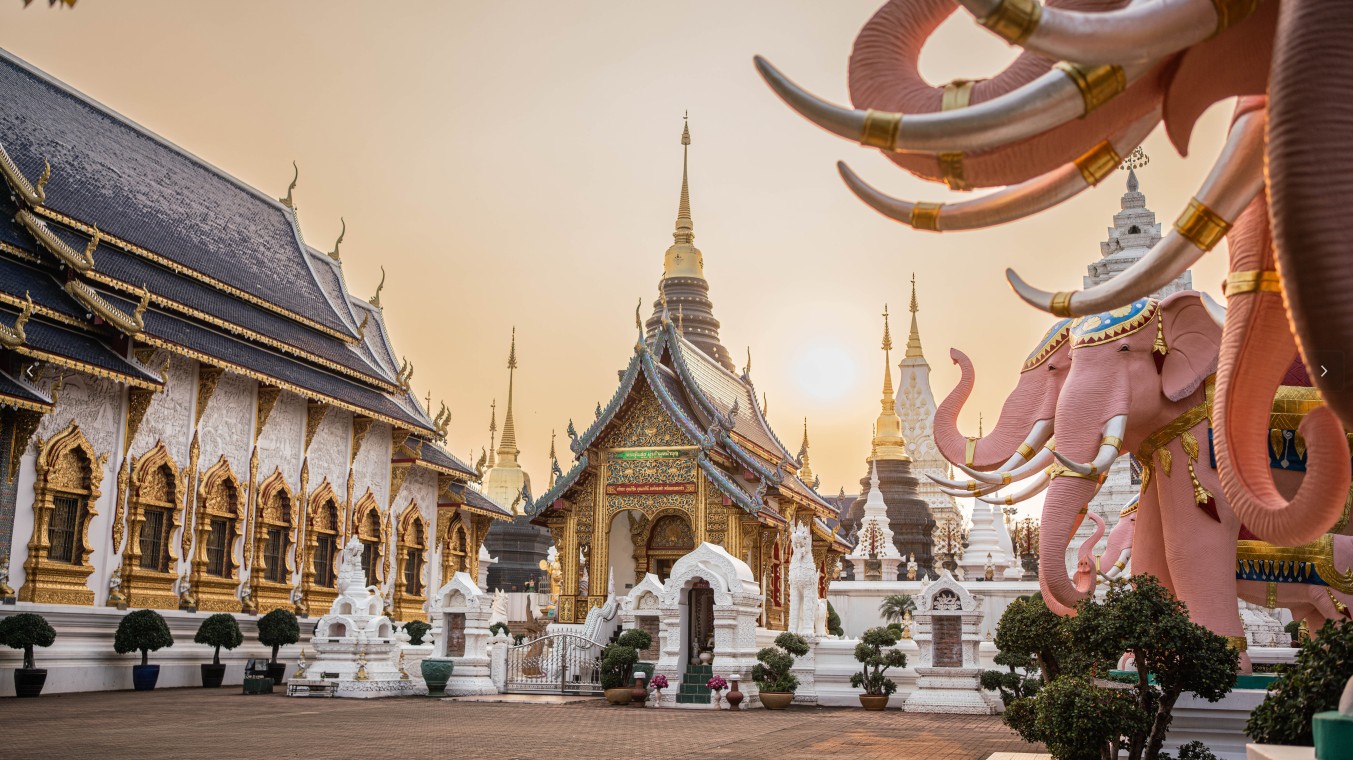 將看到一座非常宏偉、色彩斑斕的佛教寺廟,裡面有許多建築、金色雕像和精美裝飾。 將看到一座非常宏偉、色彩斑斕的佛教寺廟,裡面有許多建築、金色雕像和精美裝飾。