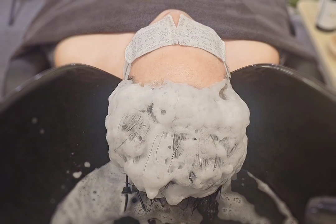 最好的泡泡洗髮精能清潔頭皮上的老廢角質和髒污。