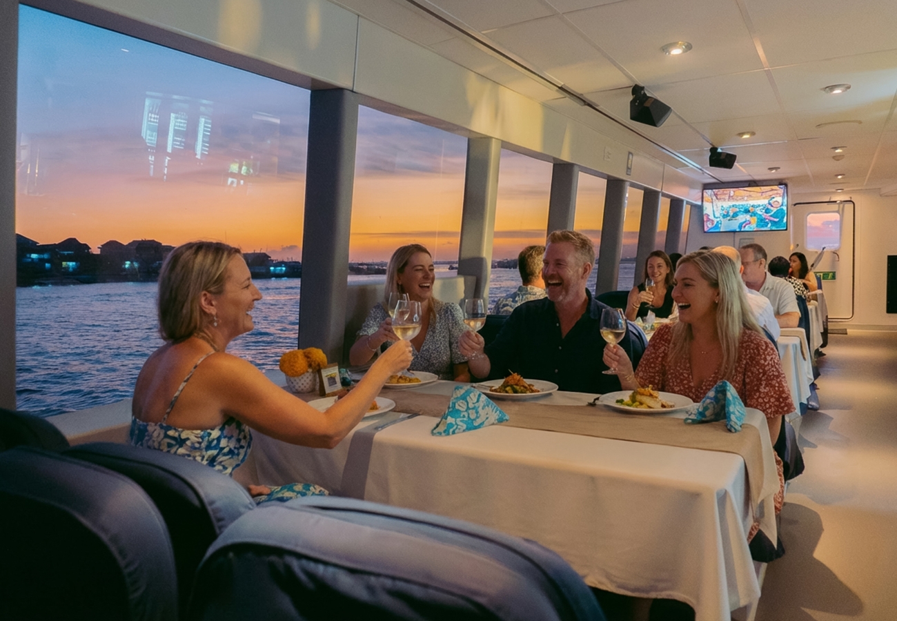 搭乘豪華峇里島日落晚餐遊船，一邊享用美食，一邊欣賞海上壯麗的日落美景。