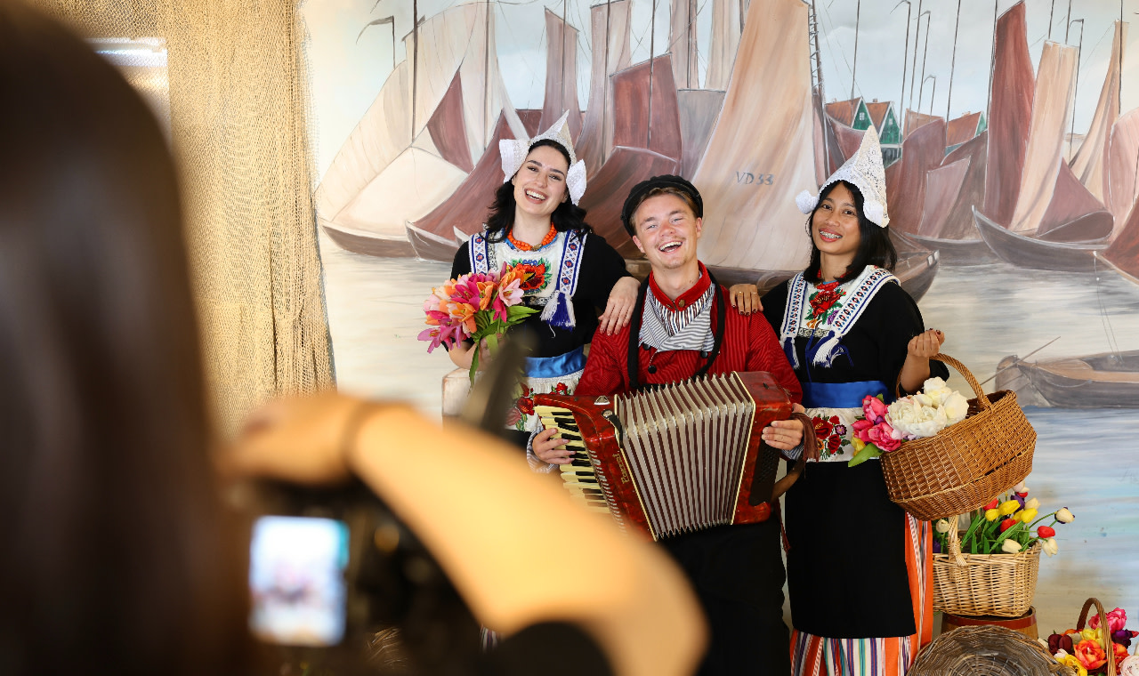 在沃倫丹人氣攝影工作室，穿上傳統荷蘭服飾，捕捉難忘的精彩瞬間。