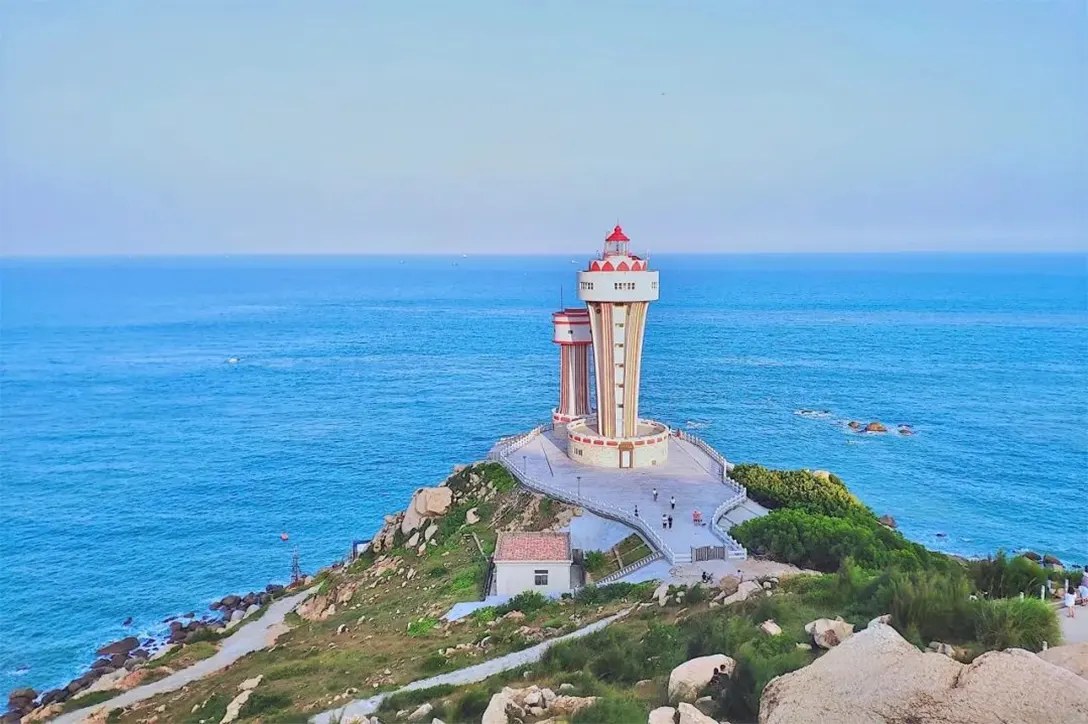 三囪崖燈塔:南澳島最經典的燈塔,紅白條紋的“雙子”塔身矗立在海邊懸崖上。造型獨特,視野開闊,被網友稱為“冰淇淋燈塔”,是拍照勝地。 三囪崖燈塔:南澳島最經典的燈塔,紅白條紋的“雙子”塔身矗立在海邊懸崖上。造型獨特,視野開闊,被網友稱為“冰淇淋燈塔”,是拍照勝地。