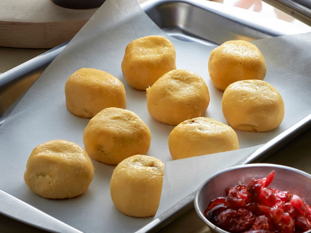 蔓越莓的加入，為經典鳳梨酥增添一絲甜味，更提升了整體風味！現在就讓這美味擄獲親朋好友的心吧！