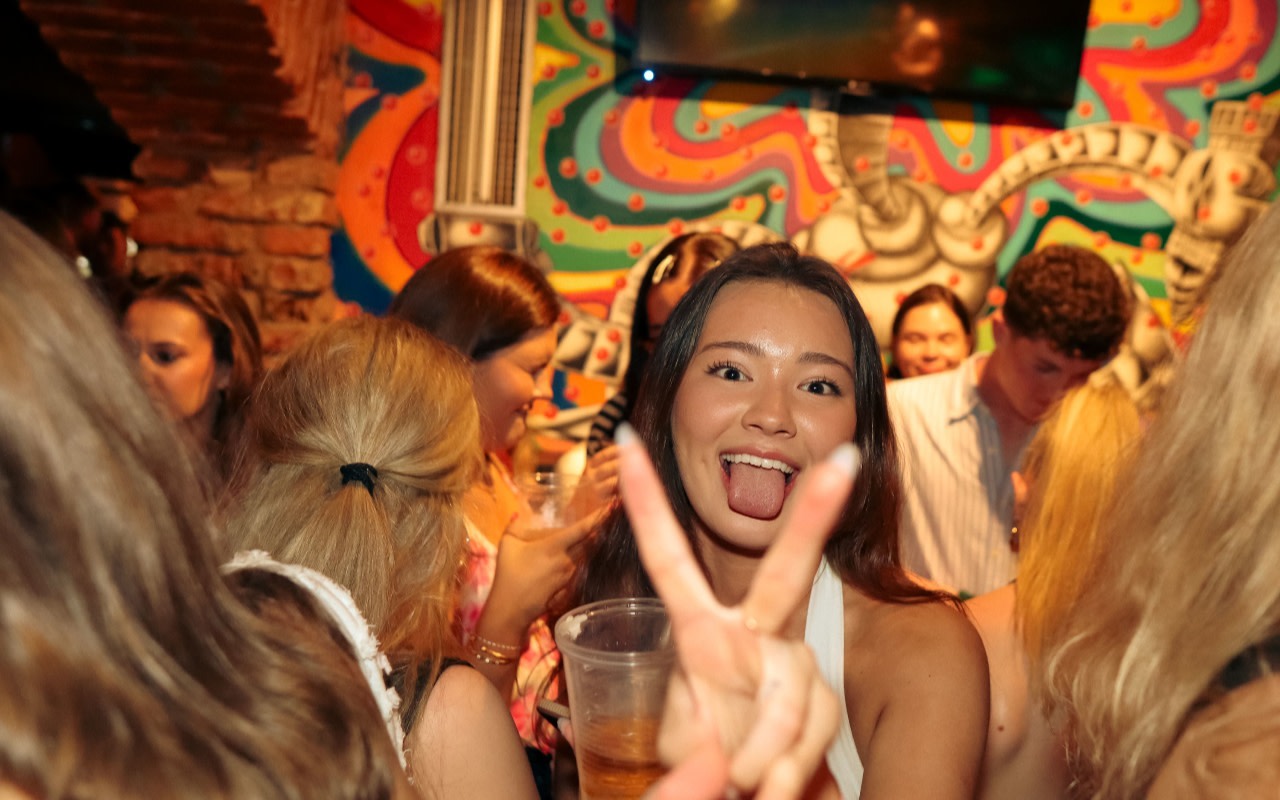 Drunken Monkey Pub Crawl Experience in Prague