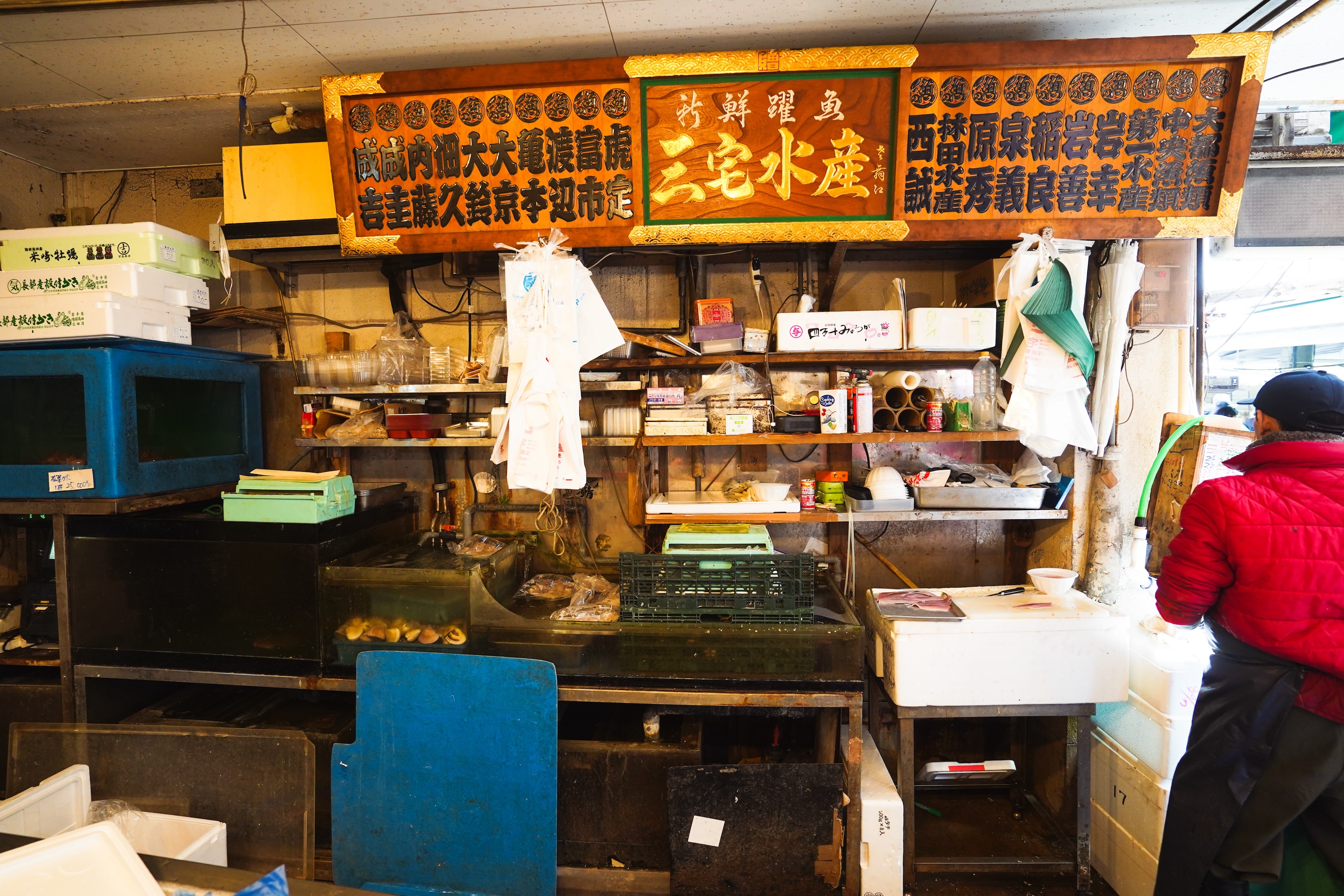 品嚐新鮮烹製的海鮮和市集小吃，距離食材產地僅咫尺之遙。