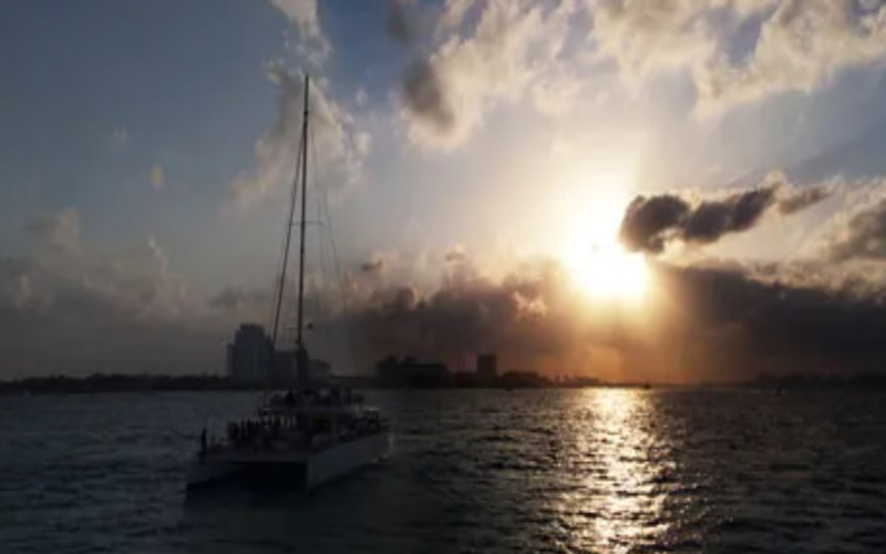 賓客可在甲板上捕捉魔幻夕陽，同時盡享頂級雞尾酒與溫暖海風的輕拂。