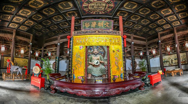 探秘完“東方雕塑陳列館”麥積山石窟,一場舌尖上的天水之旅悄然開啟。品嚐當地特色午餐後,前往天水市區的文化瑰寶——伏羲廟。這座明代建築群是國內規模最宏大、保存最完整的伏羲祭祀場所,青磚灰瓦間古柏森森,氤氳著千年人文氣息。
跟隨導遊的腳步步入其中,他會向您詳細介紹先天殿、太極殿等氣勢恢宏的建築,雕樑畫棟間盡顯古代工匠的精湛技藝;在殿內,導遊將為您講述伏羲聖像莊嚴肅穆背後的故事,以及四周陳列的與伏羲文化相關的珍貴文物,如何訴說著人文始祖一畫開天、肇啟華夏文明的傳奇故事。 探秘完“東方雕塑陳列館”麥積山石窟,一場舌尖上的天水之旅悄然開啟。品嚐當地特色午餐後,前往天水市區的文化瑰寶——伏羲廟。這座明代建築群是國內規模最宏大、保存最完整的伏羲祭祀場所,青磚灰瓦間古柏森森,氤氳著千年人文氣息。
跟隨導遊的腳步步入其中,他會向您詳細介紹先天殿、太極殿等氣勢恢宏的建築,雕樑畫棟間盡顯古代工匠的精湛技藝;在殿內,導遊將為您講述伏羲聖像莊嚴肅穆背後的故事,以及四周陳列的與伏羲文化相關的珍貴文物,如何訴說著人文始祖一畫開天、肇啟華夏文明的傳奇故事。