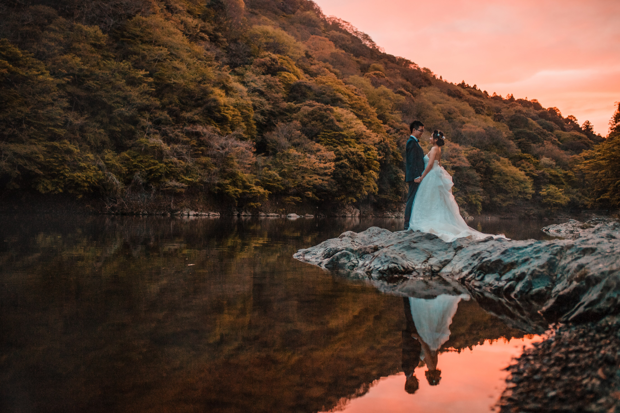 嵐山(竹林&渡月橋) - 京都的亮點組合:神秘的竹林小徑和著名的渡月木橋,可欣賞河流和山景。 春季和秋季尤其美麗。 嵐山(竹林&渡月橋) - 京都的亮點組合:神秘的竹林小徑和著名的渡月木橋,可欣賞河流和山景。 春季和秋季尤其美麗。