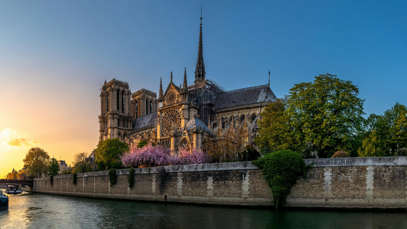  Notre-Dame Cathedral interior guided tour in Paris