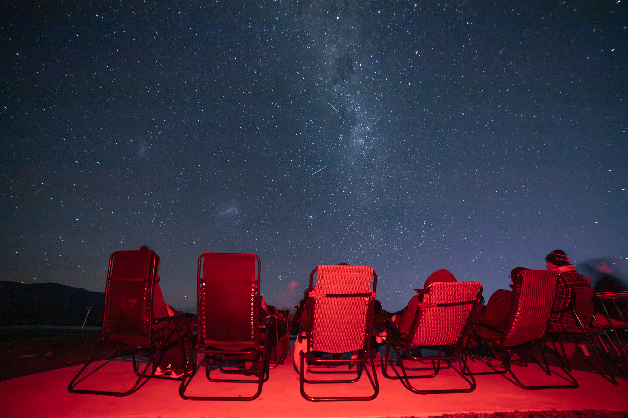 躺在舒適的躺椅上，蓋著毛毯，盡情享受星空下的美好