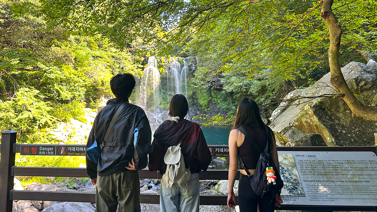 在茂密的懸崖環繞下，感受天帝淵瀑布傾瀉而下，水花濺入湛藍深潭的沁涼水霧。