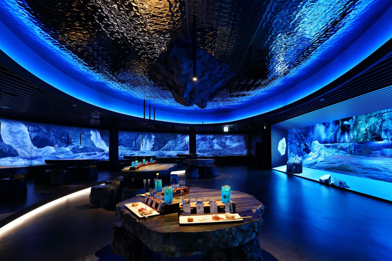 透過互動展覽、數位敘事與體驗活動，了解燒酒如何使用來自 大關嶺地區的天然岩盤水 釀製而成，感受韓國燒酒文化的深度魅力。