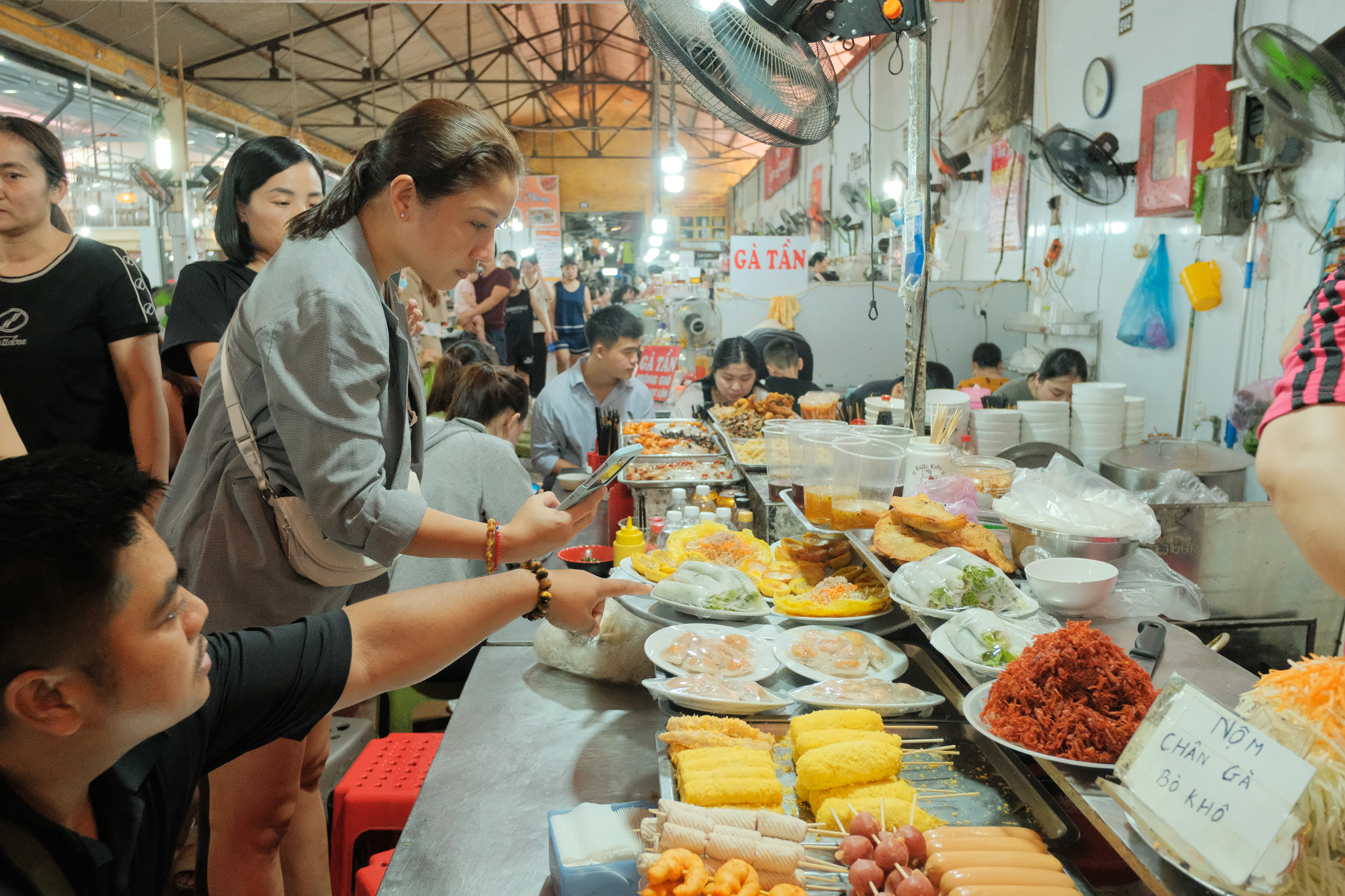 從河內出發，乘坐飛機前往下龍灣，品味海防一日遊