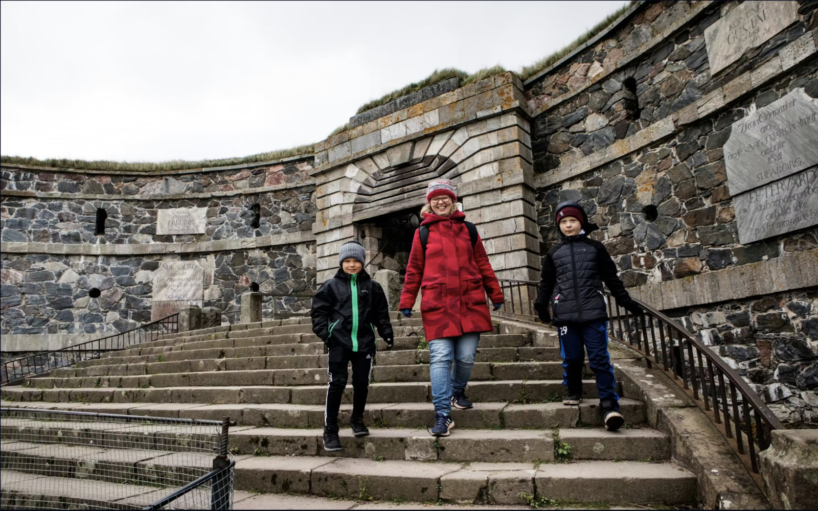 遊客漫步於芬蘭堡海上要塞的歷史城牆 遊客漫步於芬蘭堡海上要塞的歷史城牆
