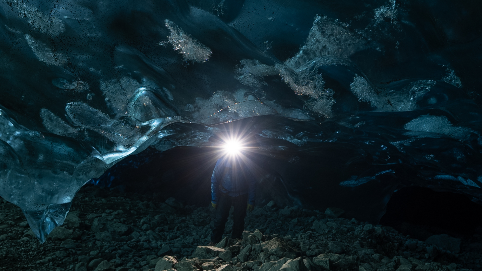 Исследуйте потрясающие ледяные пещеры, вырезанные природой за века движения ледника