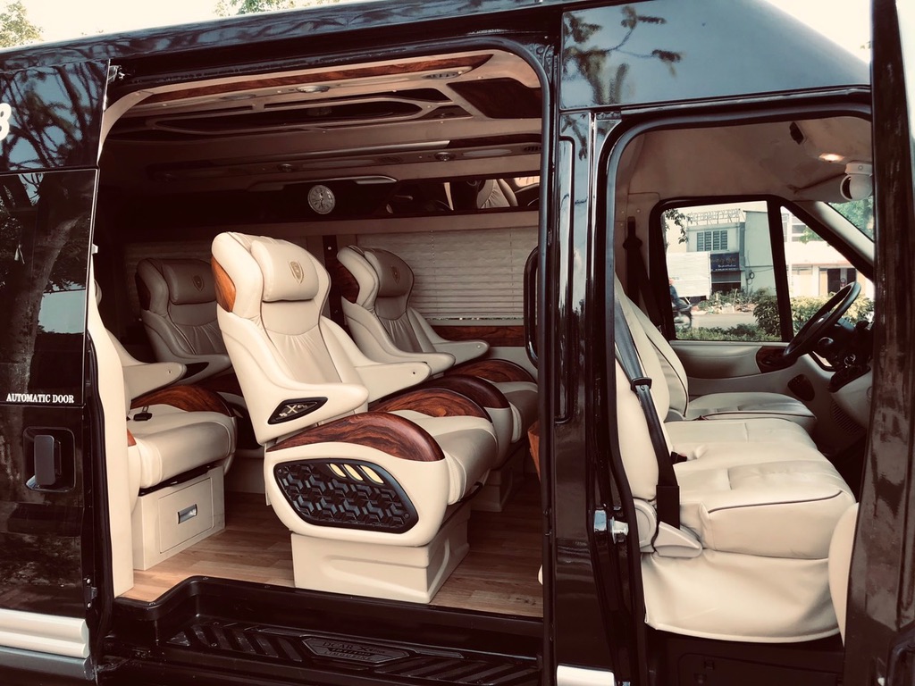 Cuong Phat Limousine 11人座豪華轎車