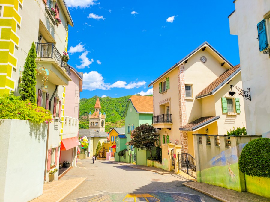 愛德華瑞士主題公園是位於加平的迷人瑞士風格村莊，其設計靈感來自傳統的瑞士建築和文化。