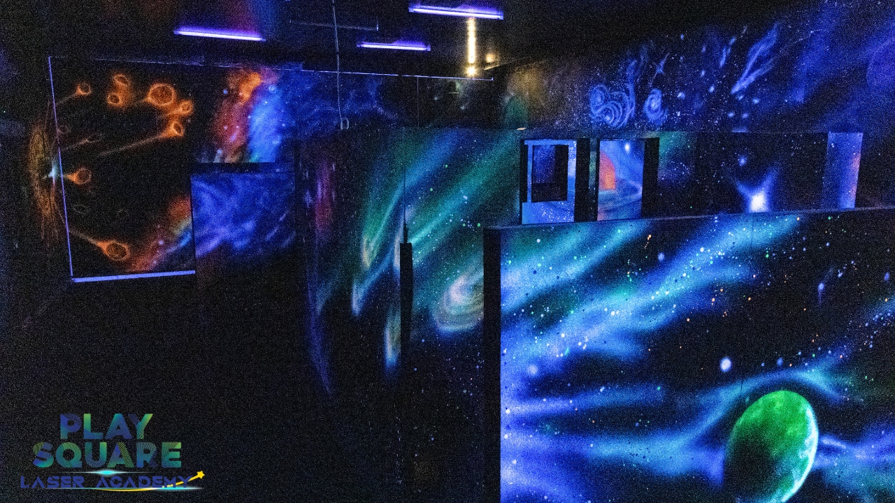 歡迎來到 Future Park Rangsit 分店 Playsquare 鐳射槍戰的未來主義激光競技場，這裡以銀河系為主題，擁有發光的牆壁、充滿活力的 LED 燈和無盡的刺激。