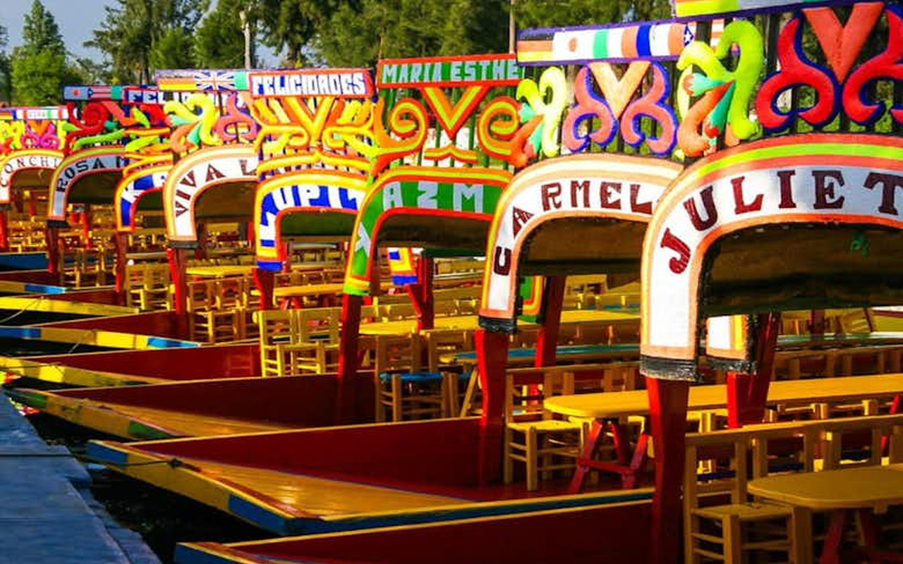 體驗霍奇米爾科 (Xochimilco) 充滿活力的運河，探索大學城 (University City) 和科約阿坎 (Coyoacan) 的魅力