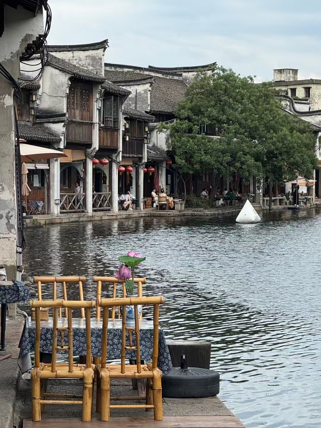 南潯古鎮：徜徉於中西合璧的富雅建築間，品味人文底蘊，亦或是在河邊品一壺好茶，感受江南水鄉的恬淡愜意。
