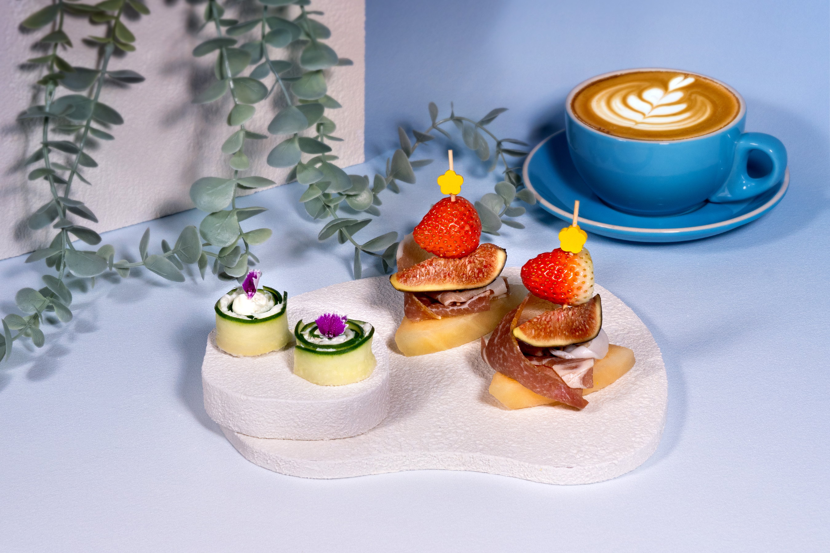 「蟹肉青瓜沙拉卷」低脂清爽、補水潤膚，輕盈養出透亮美肌；「義大利風乾火腿哈蜜瓜」抗氧化補維他命，喚出水潤嫩膚。