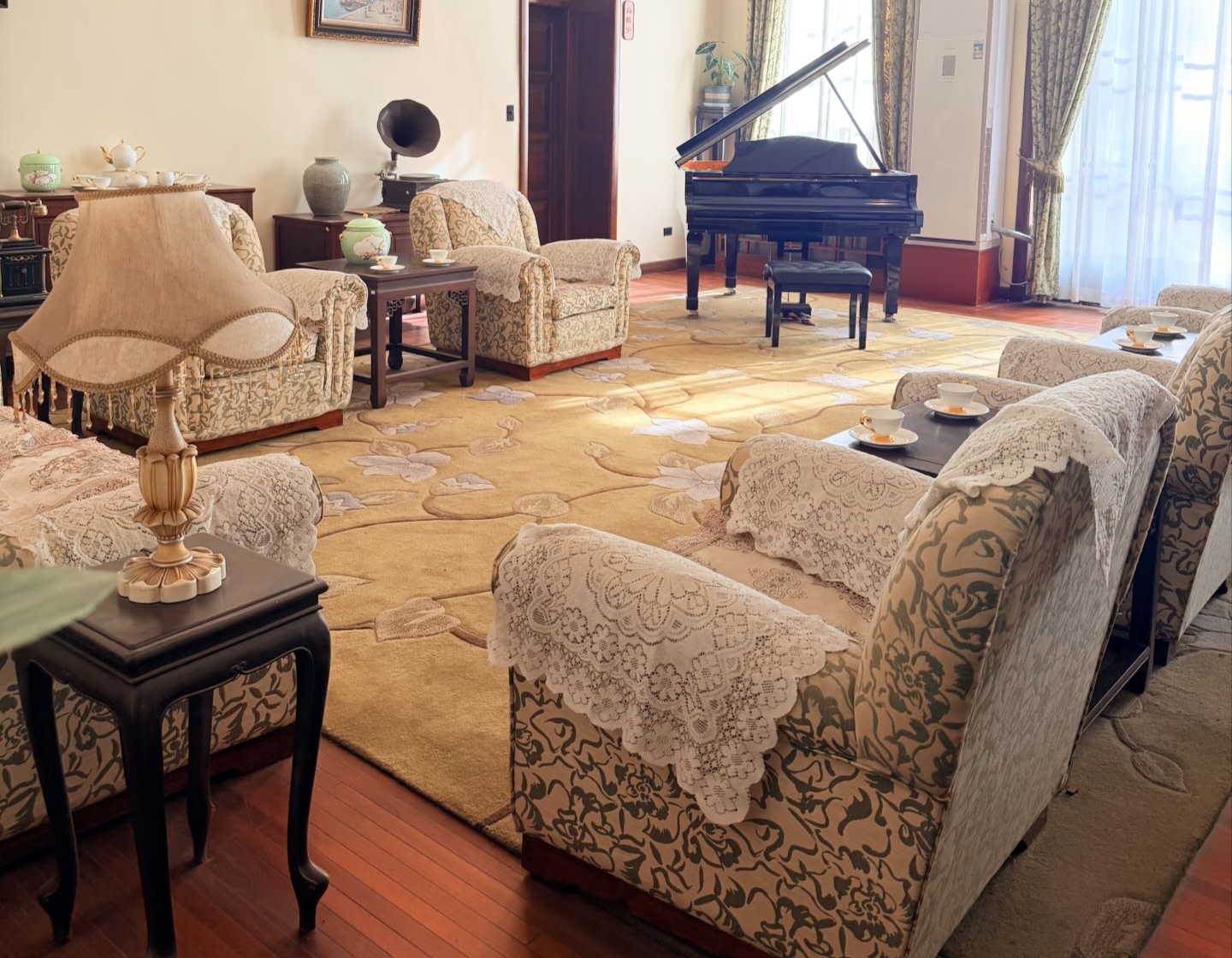 陽光透過紗簾灑落,將民國上流社會的雅緻與慵懶,揉進每一寸光陰 陽光透過紗簾灑落,將民國上流社會的雅緻與慵懶,揉進每一寸光陰