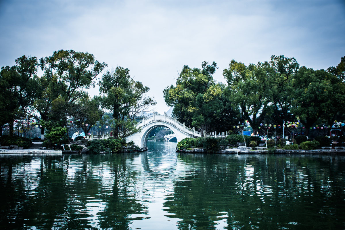 榕杉湖：榕杉湖位於桂林市中心，由榕湖與杉湖相連而成，自古是城中的水系勝景。湖畔古榕參天，桂樹成蔭，融合了自然風光與人文遺蹟，漫步其間可感受桂林的悠閒韻味。