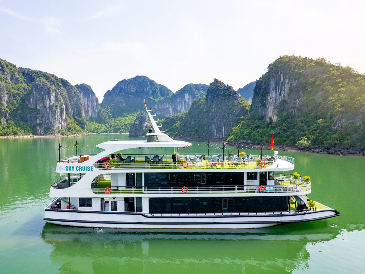 Sky Day Cruise: Ha Long Bay, Sung Sot with Japanese Speaking Guide
