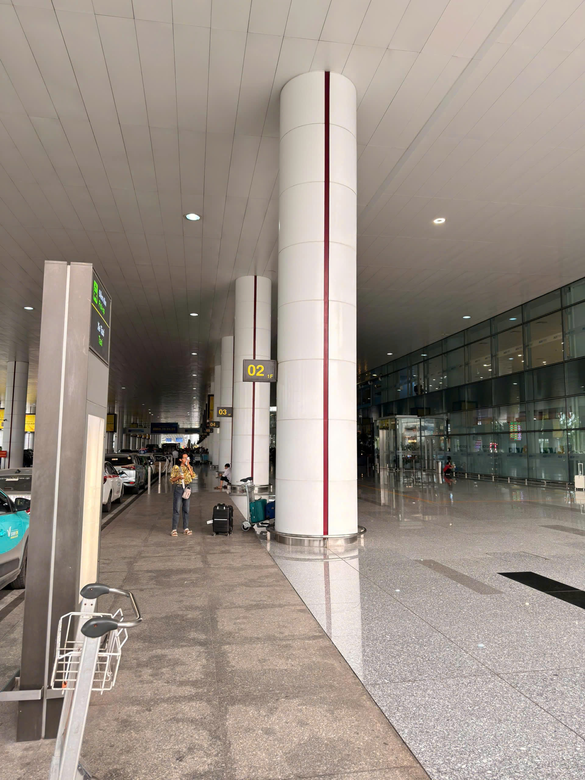 International Arrival terminal: Floor 1 - Column 2