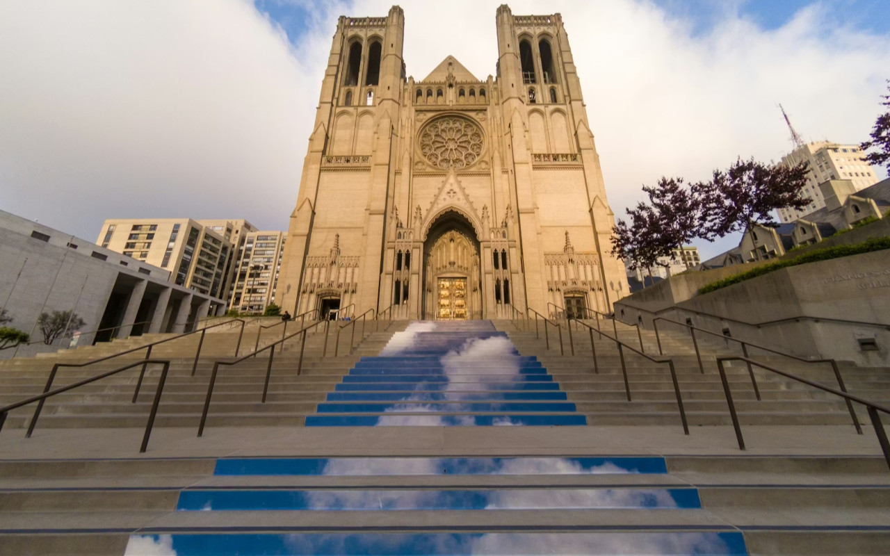 攀登獨特的雲紋階梯，探索格雷斯大教堂的輝煌歷史。
