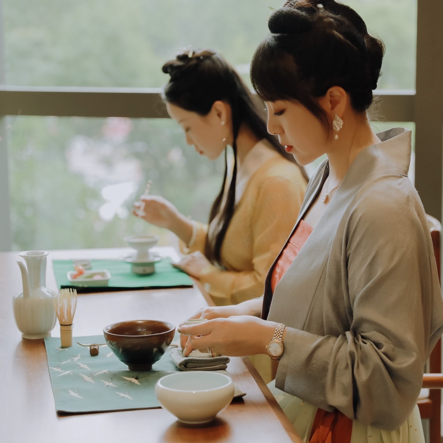 宋代點茶是中國古典茶藝瑰寶。將茶葉碾成細粉,置碗中以沸水衝注,用竹製茶筅快速攪動,打出綿密乳白的泡沫。泡沫越細膩持久,越顯技藝高超。它不只是飲茶,更是文人雅士的社交活動,常以 “鬥茶” 比拼茶藝,兼具藝術美感、動手樂趣與文化內涵,是宋代生活美學的縮影。 宋代點茶是中國古典茶藝瑰寶。將茶葉碾成細粉,置碗中以沸水衝注,用竹製茶筅快速攪動,打出綿密乳白的泡沫。泡沫越細膩持久,越顯技藝高超。它不只是飲茶,更是文人雅士的社交活動,常以 “鬥茶” 比拼茶藝,兼具藝術美感、動手樂趣與文化內涵,是宋代生活美學的縮影。