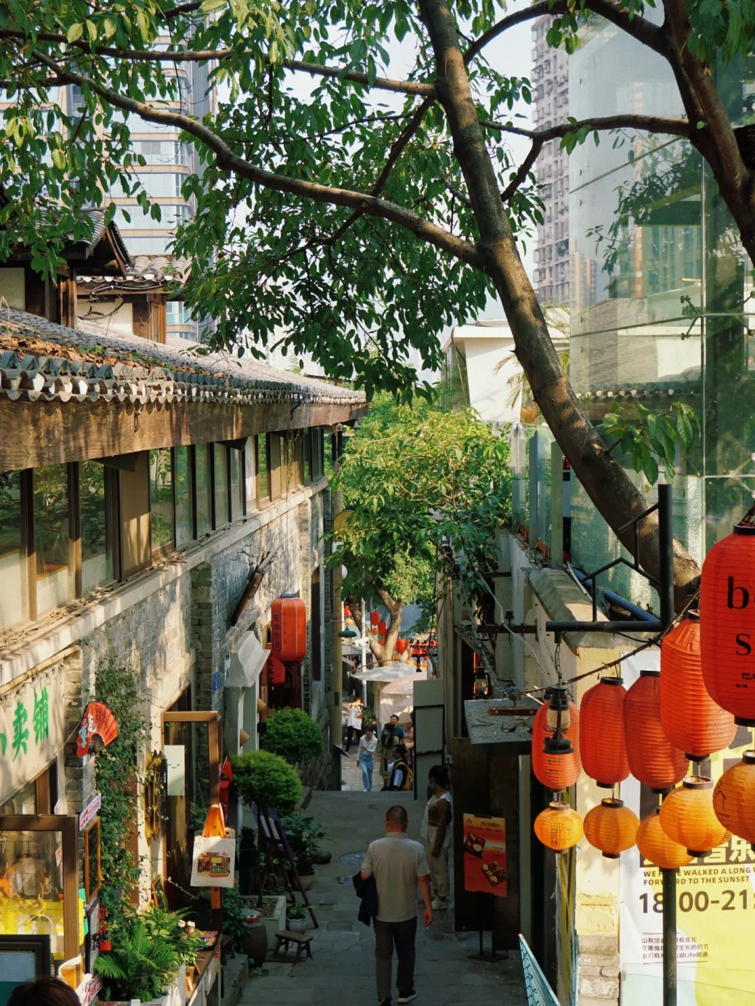 行程第二日清晨,前往【山城步道】。這裡是重慶最具代表性的步道之一,沿途可以欣賞到老重慶的風貌,感受山城的獨特地形。步道兩旁有許多老建築和歷史遺蹟,適合慢慢散步,拍照打卡。旅行小妙招:這次我們推薦【山城巷】,沿途有很多處歷史遺蹟,及網紅打卡點。路面相對平緩,也不太容易迷路,觀賞性更好。全程徒步距離約20多分鐘,遊覽時間建議2-4小時。
遊玩推薦:山城巷→荒野花園→山城時光裡圖書館→山城壩壩茶→愛情小巷→懸崖棧道→防空洞→山城記憶館→愛心氣球,這樣遊玩更省時省力 行程第二日清晨,前往【山城步道】。這裡是重慶最具代表性的步道之一,沿途可以欣賞到老重慶的風貌,感受山城的獨特地形。步道兩旁有許多老建築和歷史遺蹟,適合慢慢散步,拍照打卡。旅行小妙招:這次我們推薦【山城巷】,沿途有很多處歷史遺蹟,及網紅打卡點。路面相對平緩,也不太容易迷路,觀賞性更好。全程徒步距離約20多分鐘,遊覽時間建議2-4小時。
遊玩推薦:山城巷→荒野花園→山城時光裡圖書館→山城壩壩茶→愛情小巷→懸崖棧道→防空洞→山城記憶館→愛心氣球,這樣遊玩更省時省力