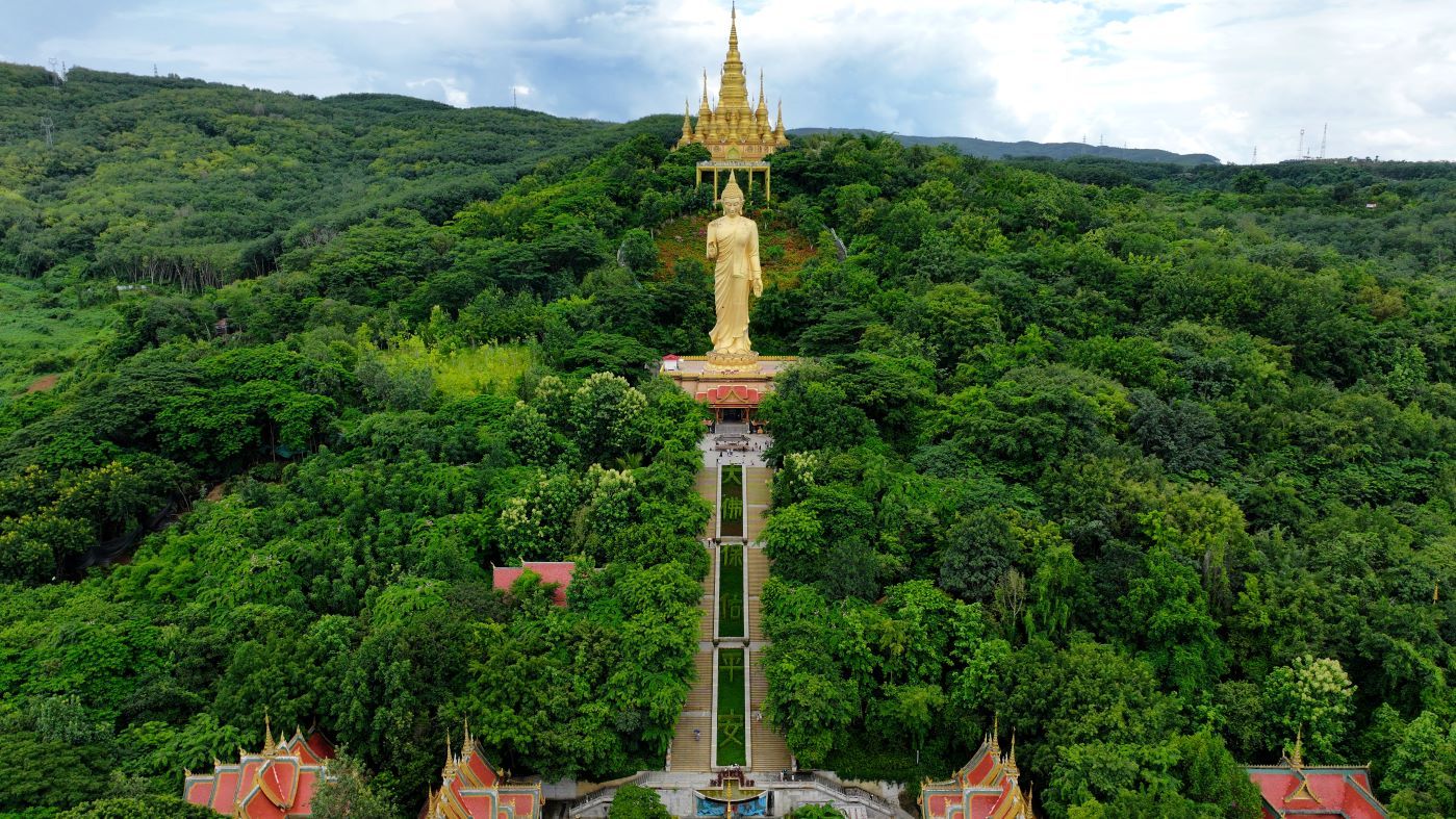 景區以佛教文化為主線,金色大佛矗立山間,盡顯莊嚴神聖 景區以佛教文化為主線,金色大佛矗立山間,盡顯莊嚴神聖