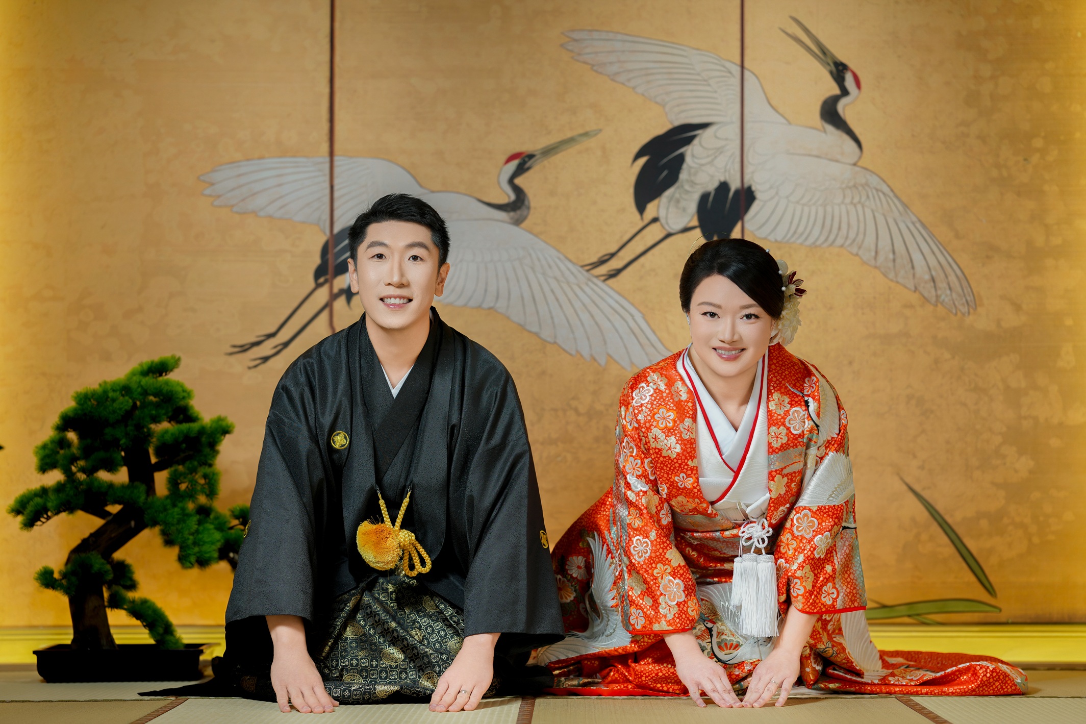 可以在室內專用工作室拍攝以金色和紅色為主色調的彩色傳統婚禮和服,製作豪華的婚紗照。 可以在室內專用工作室拍攝以金色和紅色為主色調的彩色傳統婚禮和服,製作豪華的婚紗照。