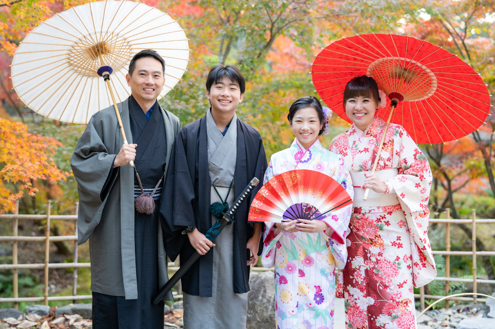 穿著和服漫步在竹林小徑。京都的風景,映襯著家人的笑容。 穿著和服漫步在竹林小徑。京都的風景,映襯著家人的笑容。