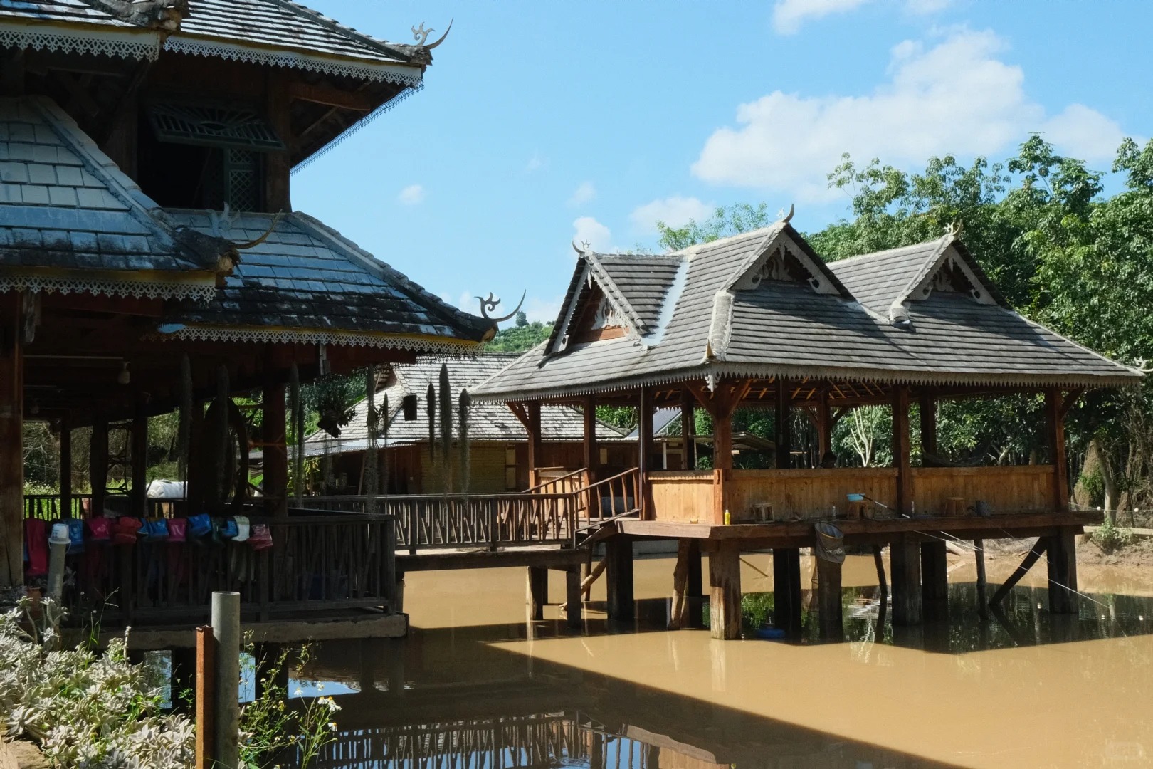 曼掌村是個寧靜傣族村落,傳統幹欄式建築錯落有致。在這裡,可體驗貝葉經手工,製陶等非遺手藝,感受傳統技藝魅力。漫步村中,領略淳樸民風,享受愜意鄉村時光。 曼掌村是個寧靜傣族村落,傳統幹欄式建築錯落有致。在這裡,可體驗貝葉經手工,製陶等非遺手藝,感受傳統技藝魅力。漫步村中,領略淳樸民風,享受愜意鄉村時光。