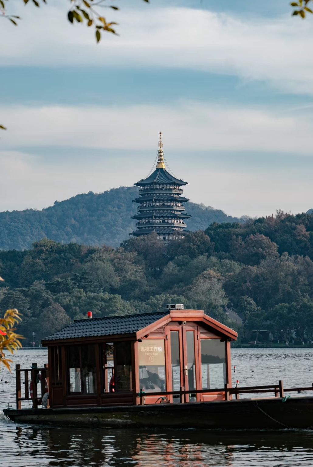 杭州西湖畫舫船登島+非遺畫扇體驗經典半日遊（賞三潭印月+花港觀魚+湖畔大學+烏龜潭+狀元坊）