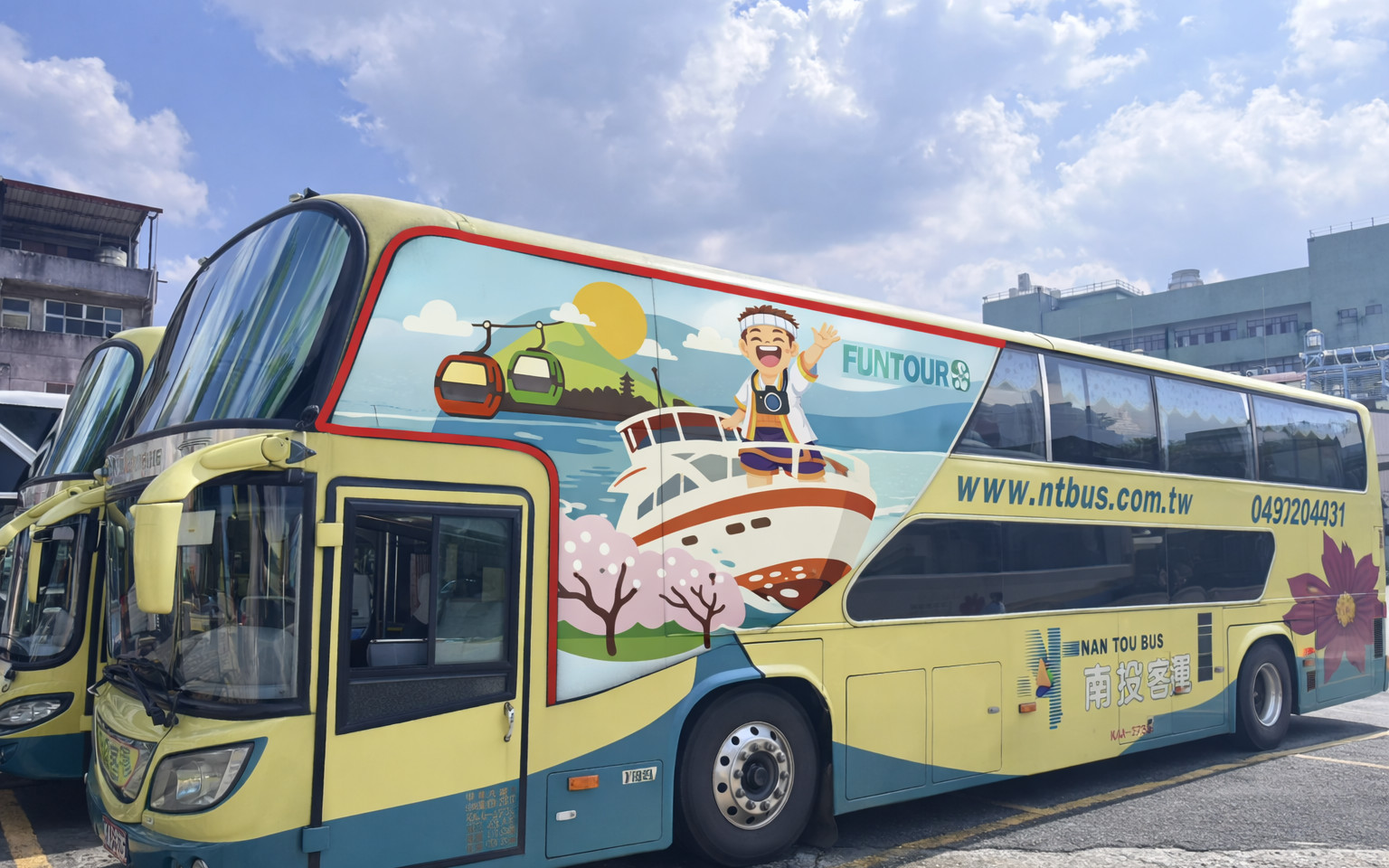 Sun Moon Lake FunTOUR Sightseeing Bus One-Day Tour: Sun Moon Lake & Nina Chocolate Castle & Paper Dome & Heartbreak Lab (Departure from Taichung)