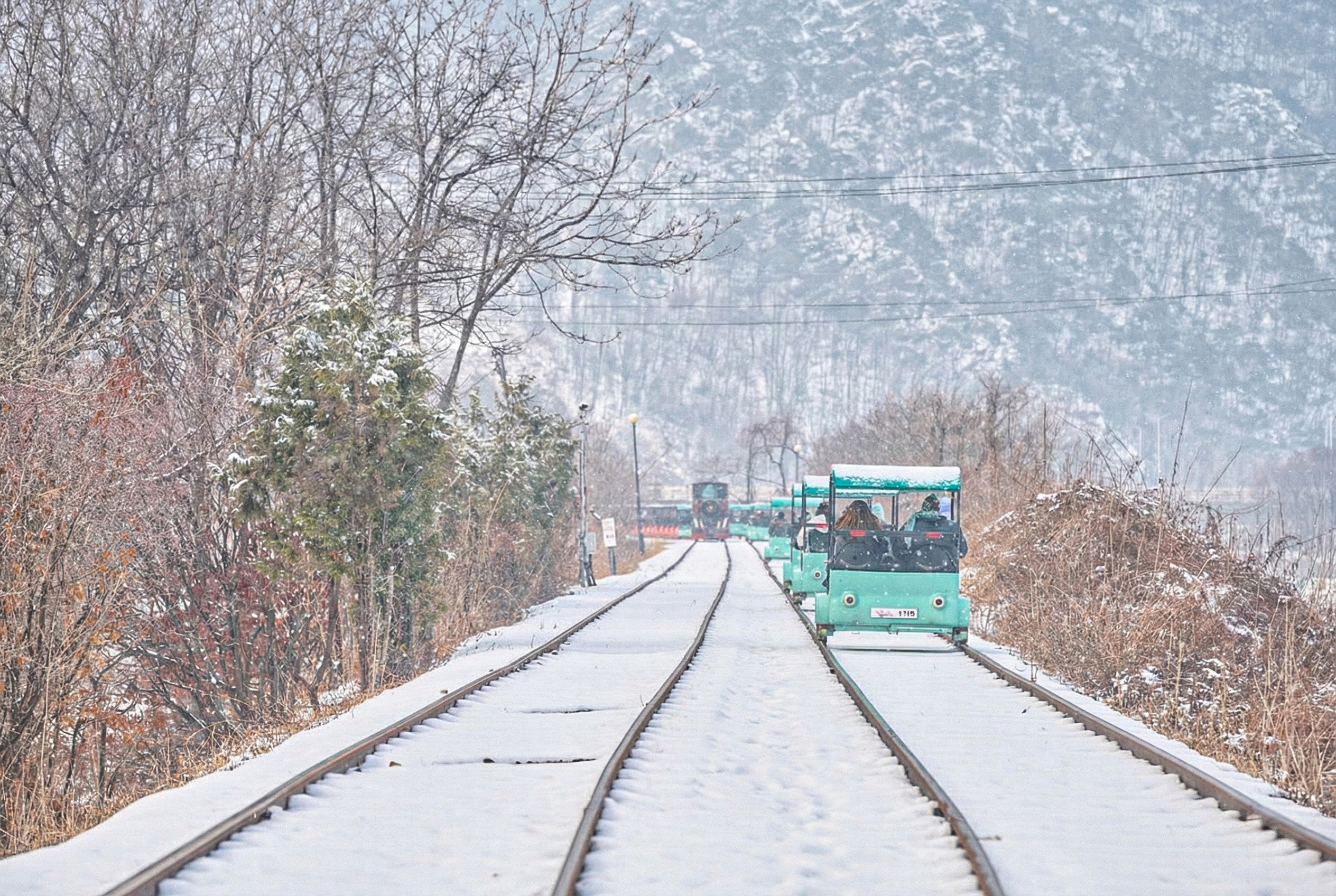 騎乘韓國江村鐵道自行車,穿越風景優美的軌道,體驗獨特的自然風光,沿途經過多種風格的隧道,非常適合家庭和情侶同樂。 騎乘韓國江村鐵道自行車,穿越風景優美的軌道,體驗獨特的自然風光,沿途經過多種風格的隧道,非常適合家庭和情侶同樂。