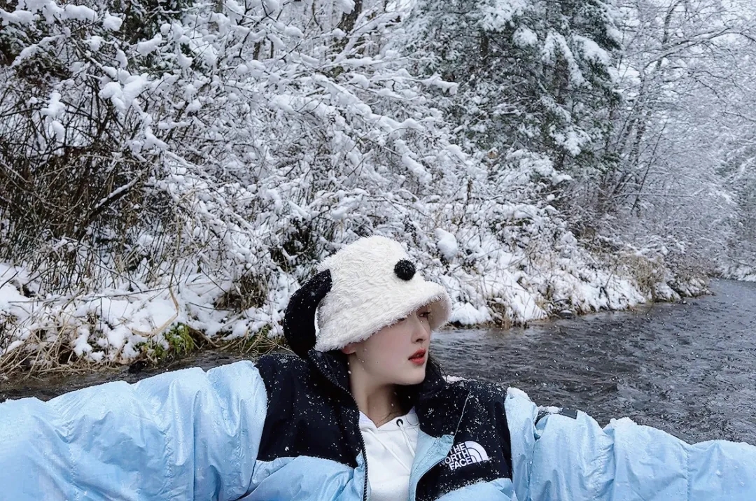 D3：抵達【雪地漂流】，當氣溫達到零下二三十度時，萬物都被白雪冰凌覆蓋，而航線上只有一條溫泉河流靜靜流淌。漂流在雪林之中，看著兩岸霧凇樹掛（視天氣情況），一派“船在水上漂，人在林中游”的意境。漂流的河段也時急時緩，緩時如柔情似水的少女，讓你靜賞寧靜的美。急時則浪花四濺，讓你的驚呼聲穿梭在山林之間。