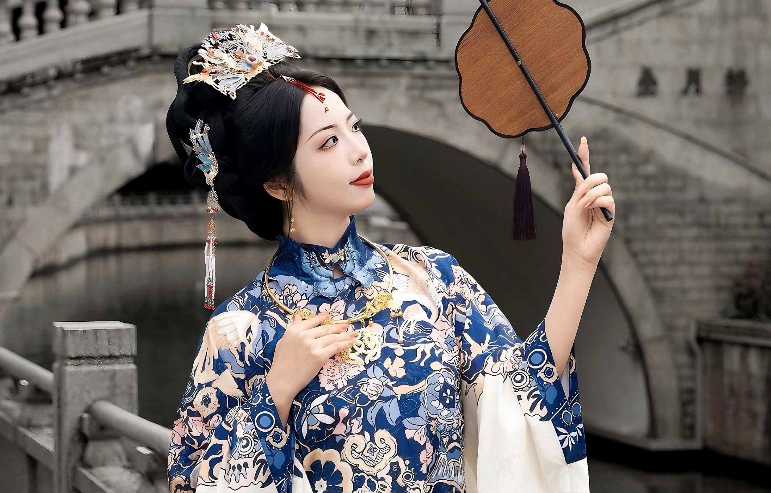 水澈映清顏，秋明照華裳，一襲漢服入畫來。
秋水為神玉為骨，清輝入衫，雅韻天成。
水澈秋明，風拂衣袂，於古巷間遇見溫婉詩意。
清波漾影，秋光入眸，一身風雅，半生溫柔。
水澈秋明，夢迴經年，定格你獨有的清冷仙氣。