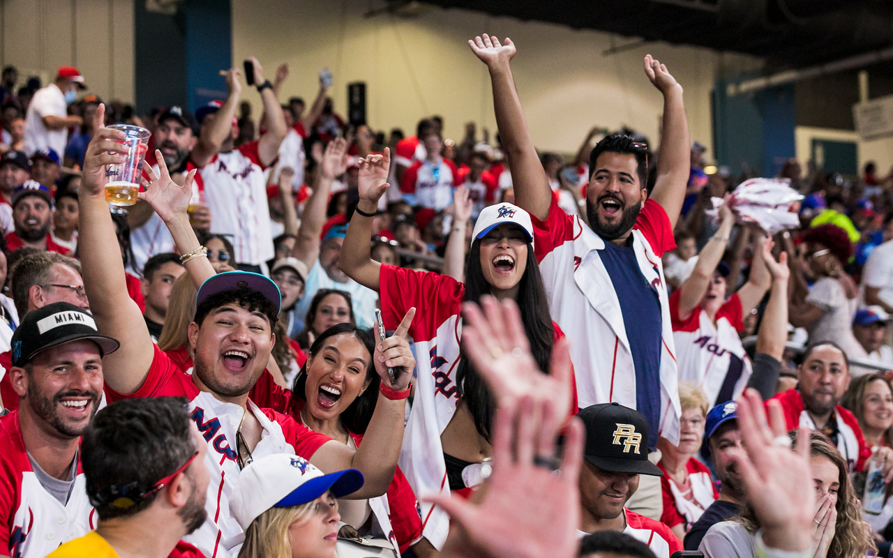 盡情享受充滿活力的體育場氛圍,帶著燦爛的笑容支持 盡情享受充滿活力的體育場氛圍,帶著燦爛的笑容支持