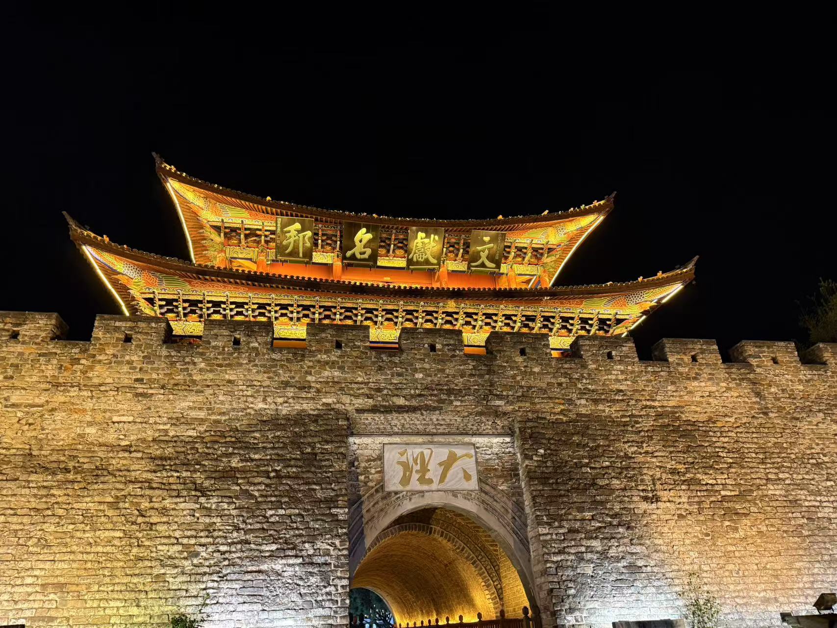 Dali was born between Cangshan Mountain and Erhai Lake. The 19 peaks of Cangshan Mountain are endless, but a piece of flat land is allocated at the foot of the mountain. The blue waves of Erhai Lake ripple around the city all year round, nourishing the da